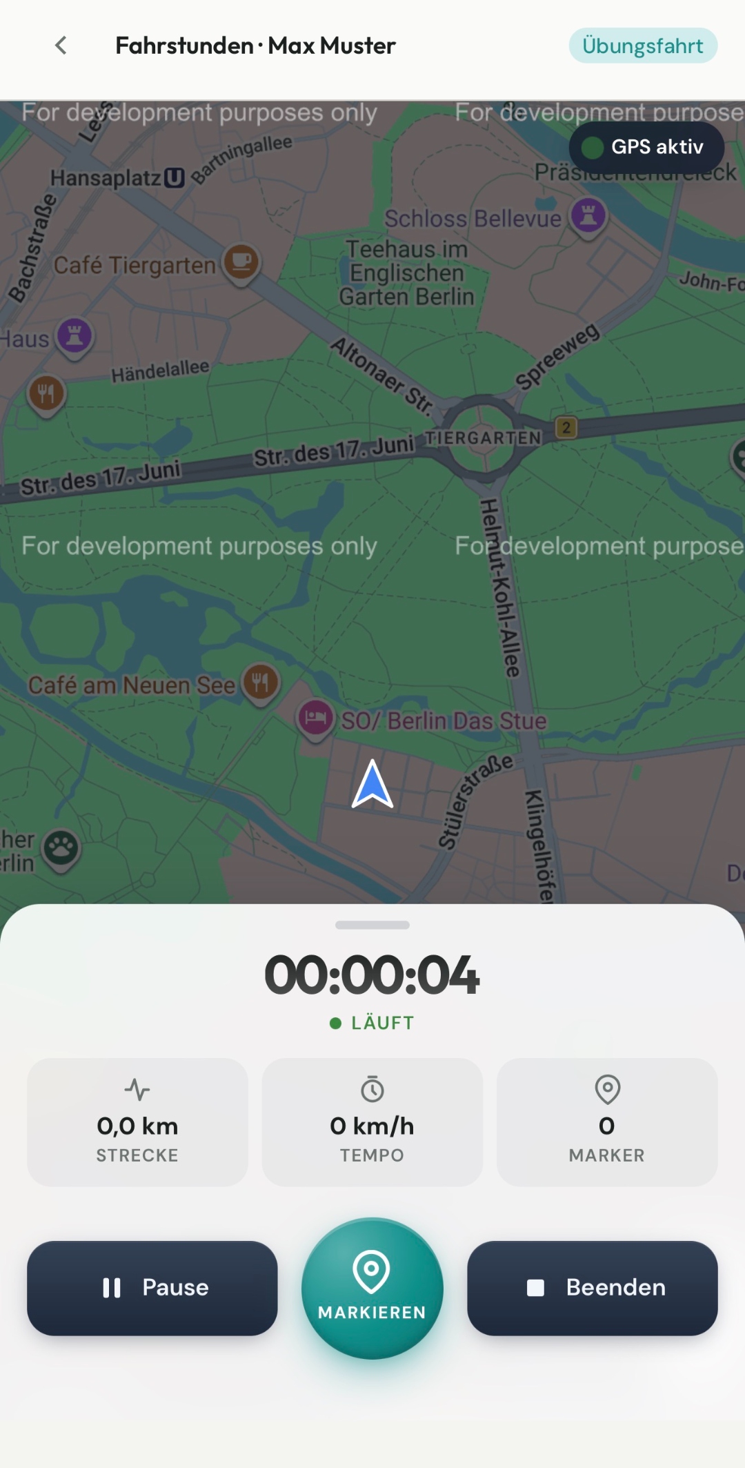 FahrDoc Live-Tracking während einer Fahrstunde mit Berlin-Karte, Timer, Strecke, Geschwindigkeit und Markierungs-Button